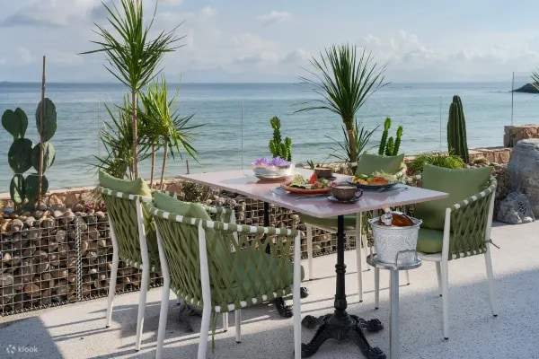 Tampilan Lingkungan Restoran Charming Residence